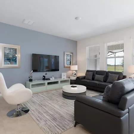 Villa 8012 Oak Shadow Court At Solterra